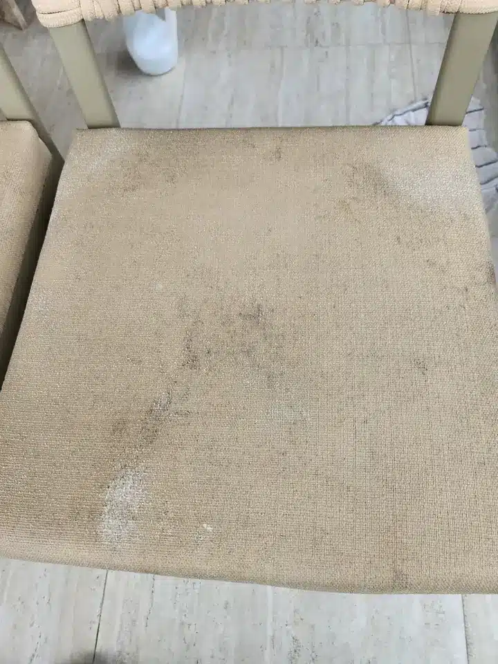 Antes: assento de cadeira bege com manchas e sujeira acumulada