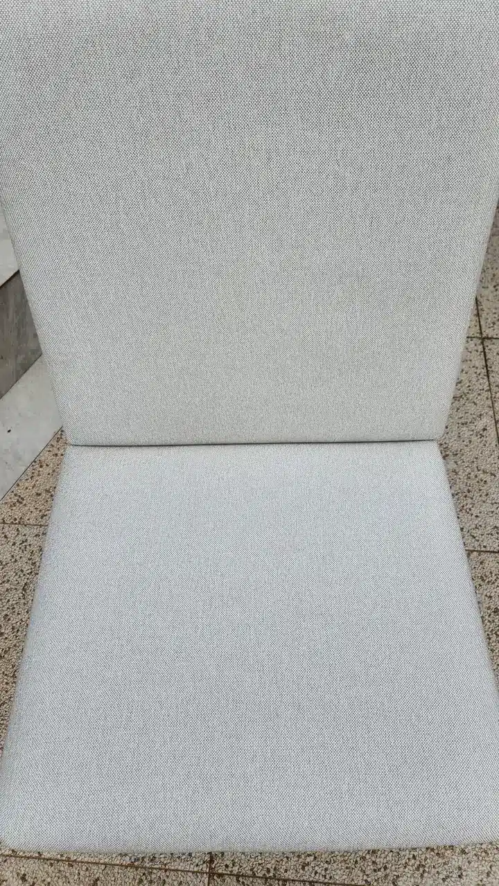 Depois: cadeira de tecido claro sem a mancha após a higienização