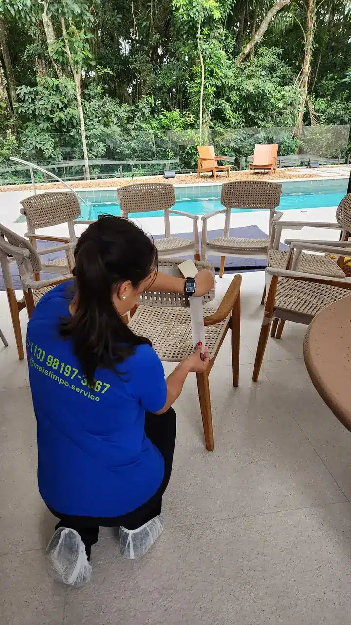 Profissional da Mais Limpo Service cuidando de poltronas da área externa